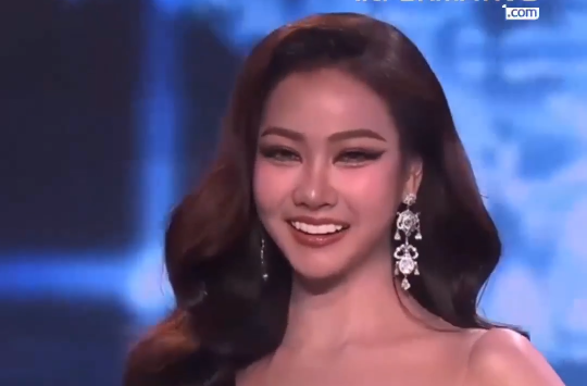 Podyumda talihsiz an! Yarışmacının başına gelen herkesi şoke etti